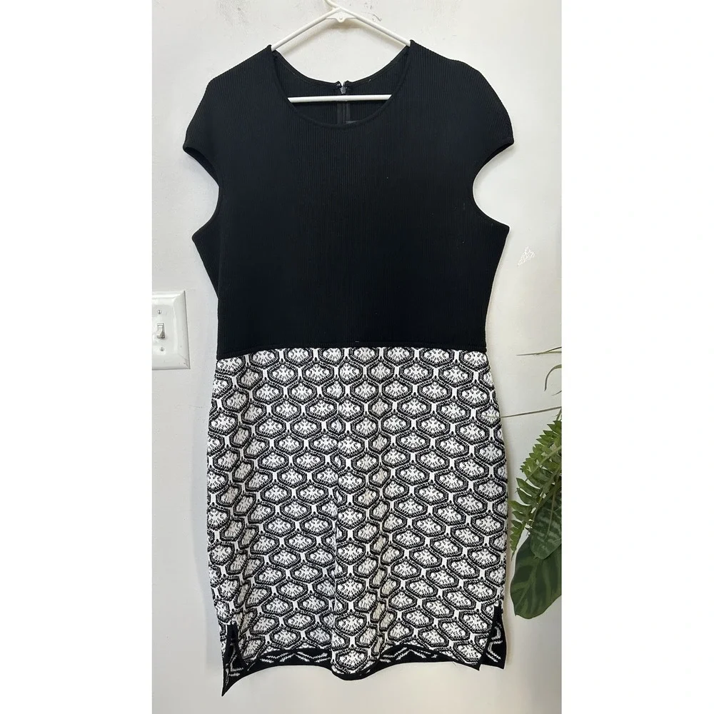 St. John Knit Sheath Dress Black White Mixed Media Honeycomb Midi Luxury Sz 14 - Picture 1 of 6